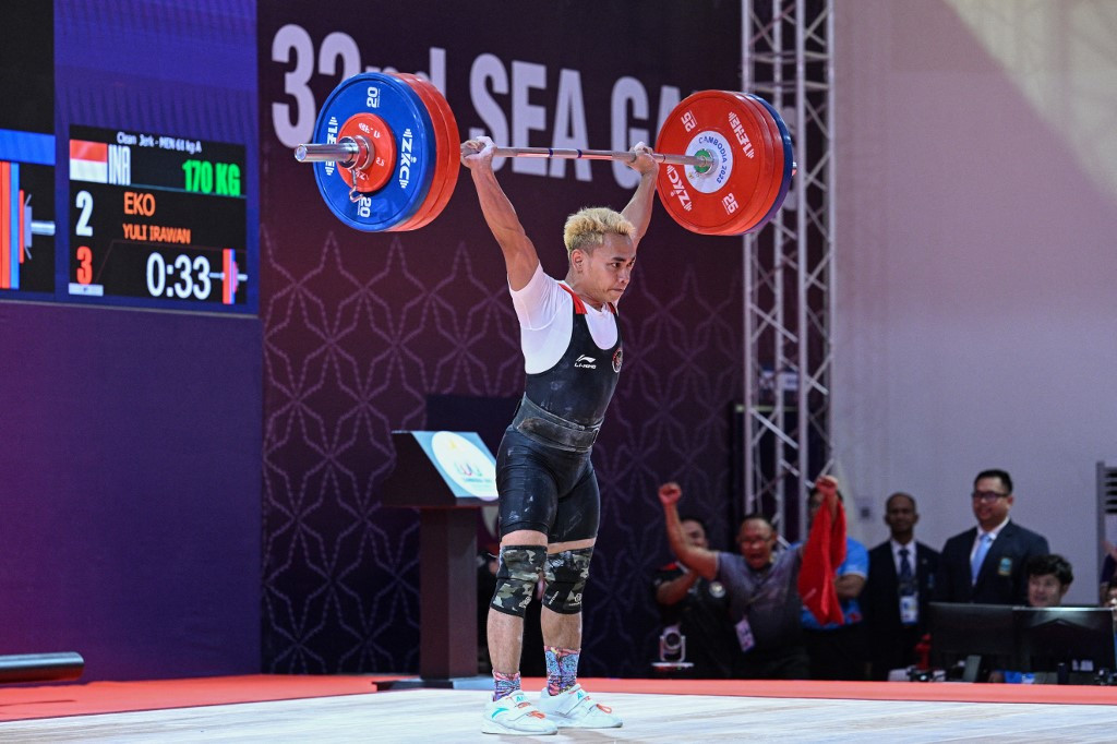 Indonesian weightlifter Eko Yuli Irawan competes in the men's 61-kg event during the 32nd Southeast Asian Games in Phnom Penh on May 13, 2023. Eko secured his fifth Olympic ticket, following a silver medal at the recent IWF World Cup.