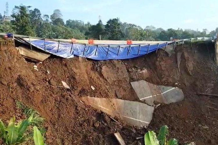 Part of Bocimi toll road collapses in landslide