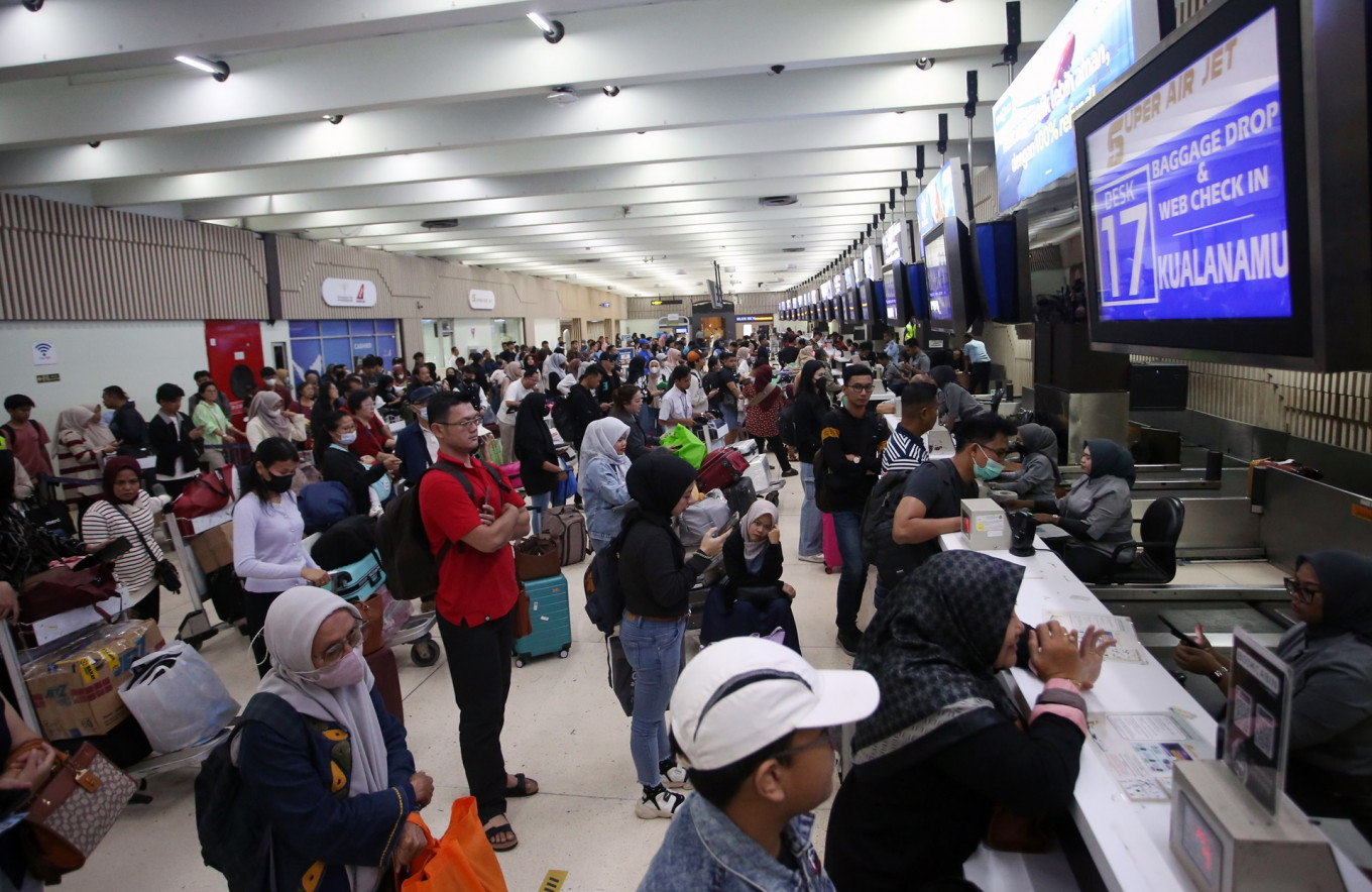 Passengers line up to check in at Terminal 1A of Soekarno-Hatta International Airport in Tangerang, Banten on April 4, 2024.