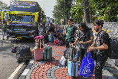 Homebound travelers: Passengers wait for the bus at the Senayan legislative complex in Jakarta on April 4, 2024, that will transport them to West Sumatra as part of the free 2024 Idul Fitri mudik (exodus) program held by Gerindra Party lawmakers.