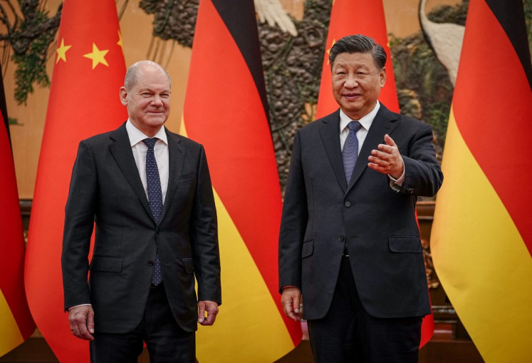 Chinese President Xi Jinping (right) welcomes German Chancelor Olaf Scholz at the Grand Hall in Beijing on November 4, 2022. 