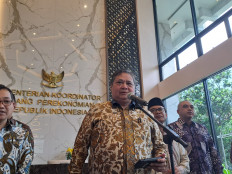 Coordinating Economic Minister Airlangga Hartarto speaks before the press about government's economic stand on the Iran-Israel conflict at his Jakarta office on Apr. 16, 2024.