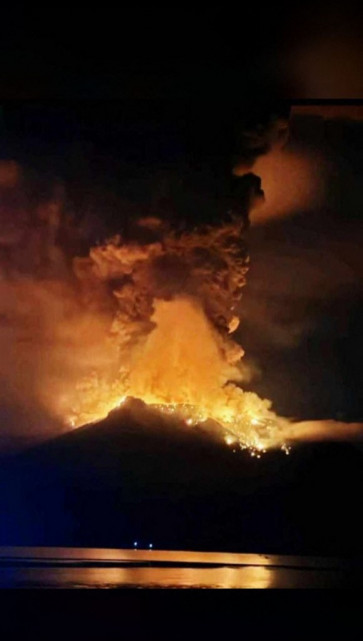 Volcano erupts in North Sulawesi, hundreds evacuated