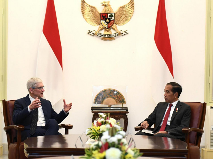 President Joko “Jokowi” Widodo (right) meets with Apple CEO Tim Cook on April 17, 2024, at the Presidential Palace in Jakarta.