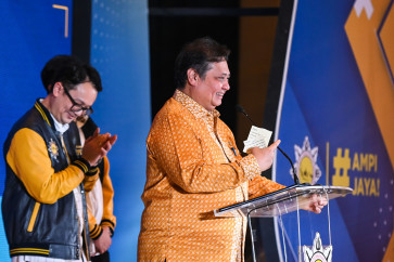 Golkar Party chair Airlangga Hartarto (right), accompanied by Golkar youth wing Indonesian Reform Youth Force (AMPI) head Jerry Sambuaga (left), delivers a speech during the subsidiary organization’s gathering in Jakarta on April 16, 2024.