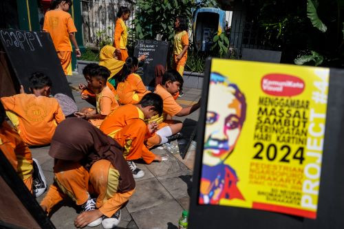 Dreaming big: Students of SDN Bromantakan 56 state elementary school write about their aspirations for the future on April 19, 2024 at Ngarsopuro Market in Surakarta, Central Java, during a public activity to mark Kartini Day, which falls on April 21.