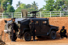 Thai soldiers take cover near the 2nd Thailand-Myanmar Friendship Bridge during fighting on the Myanmar side between the Karen National Liberation Army (KNLA) and Myanmar's troops, which continues near the Thailand-Myanmar border, in Mae Sot, Tak Province, Thailand, April 20, 2024. 