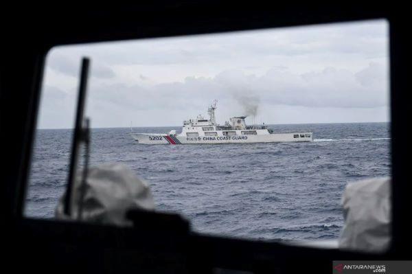 Touching distance: A China Coast Guard vessel takes a flanking maneuver on Jan. 11, 2020 in Indonesian waters off Natuna Island, as viewed from an open hatch on Indonesian Navy warship KRI Usman Harun-359. The naval vessel was on a routine patrol to dispel illegal fishing boats in Indonesia’s exclusive economic zone.