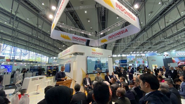 Industry Minister Agus Gumiwang Kartasasmita (center left, at podium) speaks to visitors at the Indonesia Pavilion on April 22, 2024, the opening day of Hannover Messe 2024 in Hanover, Germany. (Courtesy of Ministry of Industry)