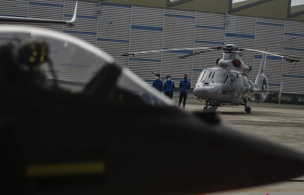 Flying start: PT Dirgantara Indonesia employees stand beside an AS565 MBe Panther antisubmarine helicopter at the state aircraft maker’s hangar in Bandung, West Java, on June 15, 2022. The naval helicopter is a joint product between PTDI and Airbus.