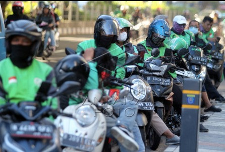 Digital workers: Ride hailing app drivers crowd along a roadside on March 20, 2024 as they wait for orders from customers on Jl. Margonda Raya in Depok, West Java. 

