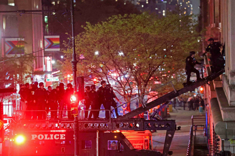 Police use a special vehicle to enter Hamilton Hall which was occupied by protesters, as other officers enter the campus of Columbia University, during the ongoing conflict between Israel and the Palestinian Islamist group Hamas, in New York City, US, April 30, 2024.