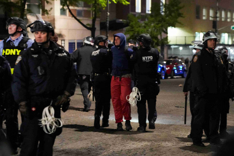 Police detain a protestor, as other police officers enter the campus of Columbia University, during the ongoing conflict between Israel and the Palestinian Islamist group Hamas, in New York City, US, April 30, 2024.