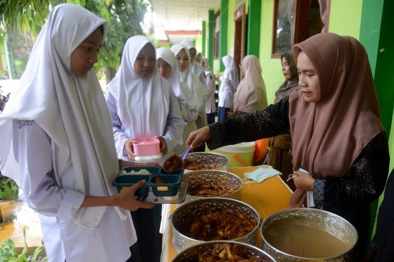 Free lunch: Students of SMP 1 state junior high school in Darul Imarah, Aceh Besar regency, Aceh, line up on March 5, 2024 for a free lunch as part of a pilot school nutrition program. Each student received a nutritious meal that cost Rp 15,000 (less than US$1) to produce.