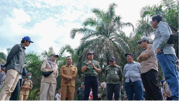 A field visit by BRGM's deputy of construction, operations, and maintenance, the head of the Jambi Forestry Department, and provincial representatives to Pandan Sejahtera Village.