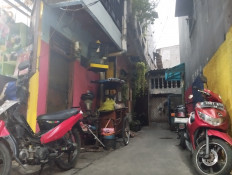 Prone to fire and fresh air problems, people in Tambora figure out life in a slum area