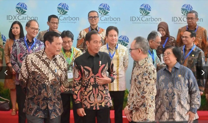 Carbon talks: President Joko “Jokowi” Widodo (second left) speaks with Coordinating Maritime Affairs and Investment Minister Luhut Binsar Pandjaitan (left), head of the Financial Services Authority (OJK) Mahendra Siregar (second right) and Environment and Forestry Minister Siti Nurbaya Bakar (right) on Sept. 26, 2023, after inaugurating the Indonesian carbon exchange at the Jakarta Stock Exchange.