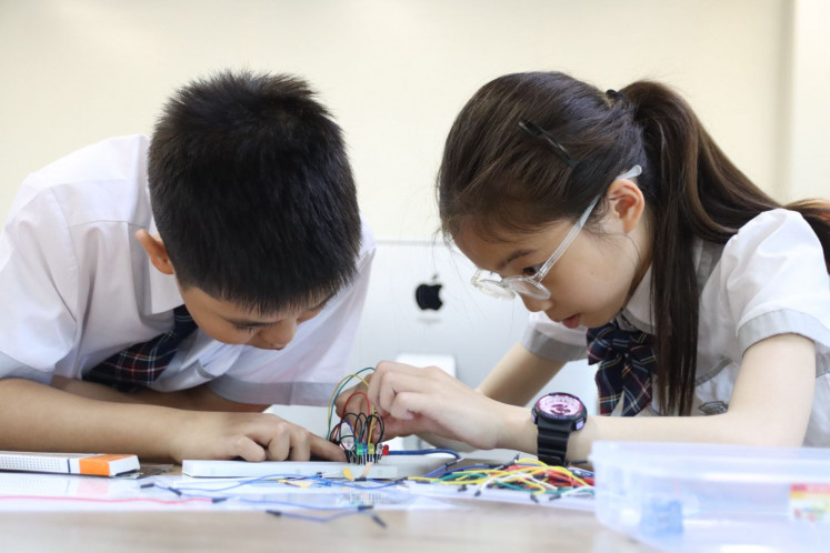 PKU students take part in an interactive science class at Sinarmas World Academy.