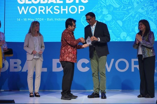 Deputy Communications and Informatics Minister Nezar Patria (second left) presents a souvenir to Indosat Ooredoo Hutchison president director and CEO Vikram Sinha (second right) on May 14, after the opening ceremony of the Global Digital Transformation Center (DTC) Workshop 2024 in Nusa Dua, Bali.