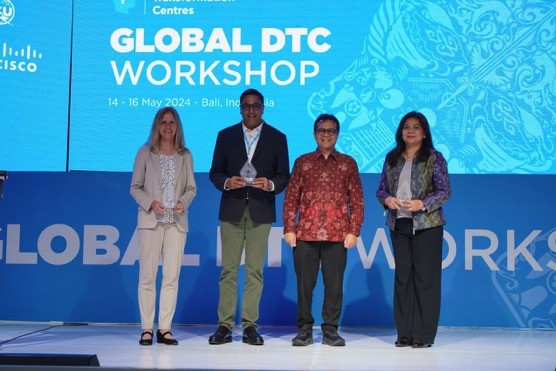 Wakil Menteri Komunikasi dan Informatika Nezar Patria (kedua kanan) berfoto bersama (dari kiri) Susan Teltscher, kepala pengembangan kapasitas dan keterampilan digital di International Telecommunication Union (ITU), Vikram Sinha, presiden direktur dan CEO Indosat Ooredoo Hutchison, dan Marina Kacaribu, Managing Director Cisco Indonesia pada 14 Mei di Nusa Dua, Bali, saat upacara pembukaan Lokakarya Global Digital Transformation Center (DTC) 2024.