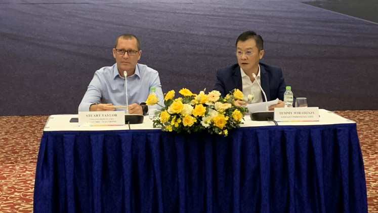 Temmy Wiradjaja, CEO of VinFast Indonesia (right), along with Stuart Taylor, VinFast deputy CEO for electric and electronics, speak at a press briefing in Hanoi on May 16, 2024.
