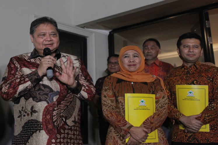 Golkar Party chairman Airlangga Hartarto (left) talks to the press on May 17, 2024 at his residence in Jakarta, along with East Java’s former governor Khofifah Indar Parawansa (center) and former deputy governor Emil Elestianto Dardak, to declare the pair as the party’s gubernatorial ticket for the province in the regional head elections on Nov. 27.