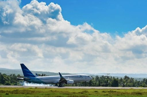 Soft landing: An airplane of national carrier Garuda Indonesia lands on Feb. 21, 2024 on a runway at Sultan Iskandar Muda International Airport in Blang Bintang, in Banda Aceh, Aceh. Garuda and Pertamina have successfully tested Bioavtur J2.4 sustainable aviation fuel for commercial flight.