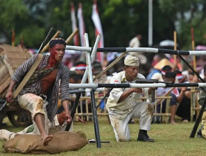 Fighting spirit: Indonesian Military (TNI) soldiers reenact on Dec. 15, 2016, independence fighters who fought the Allied Forces, including the Dutch army, in the Ambarawa battle in 1945, during a commemoration of the Indonesian Army Day at Great Commander Sudirman Square in Ambarawa, Central Java.