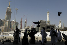 People play with doves on May 19, 2024, at the Masjidil Haram complex in
Mecca, Saudi Arabia. Saudi authorities said the first flight group of haj pilgrims had been
dispatched from Madina to Mecca on Monday.