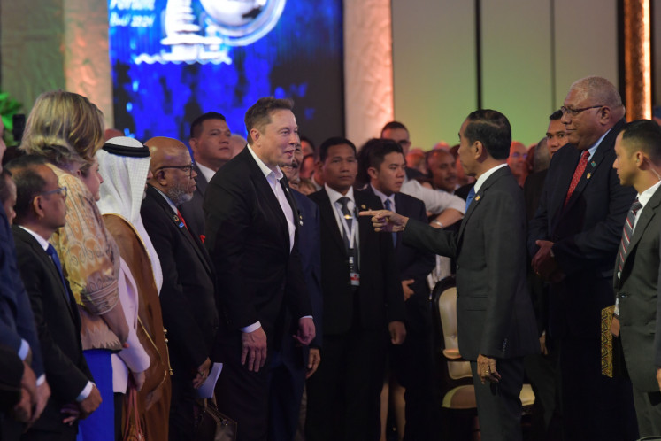 President Joko “Jokowi” Widodo (center right) gestures on Monday as he speaks with SpaceX and Tesla chief executive Elon Musk (center left) on opening day of the World Water
Forum 2024 in Nusa Dua, Bali.
