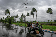 Millions without power as cyclone Remal pounds Bangladesh and India
