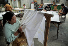 Batik makers packing in as imitations flood market