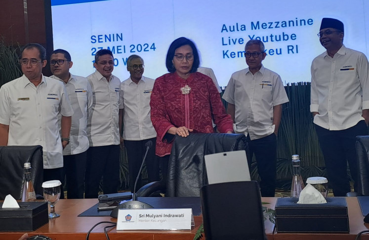 Finance Minister Sri Mulyani Indrawati (center front) prepares to address a press briefing on May 27, 2024 in Jakarta, accompanied by several subordinates.