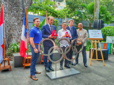 Decathlon Indonesia representative Henry Pfisterer (left) French Ambassador to Indonesia Fabien Penone (second left), Indonesian Olympics Committee secretary general Wijaya M. Noeradi (second right) and AFP representative Alexis Bibard pose with Phyrges, the mascot of the Paris Olympics 2024 during the opening of photo exhibition ahead of the Olympics at the French Institute in Indonesia (IFI) in Central Jakarta on April 25, 2024. The exhibition runs until Sept. 8. 