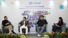 Gita Wirjawan, former trade minister and board of commissioner of Cakap, speaks in a talk show session alongside speakers Dennis Pratistha, chief investment officer of Mandiri Capital Indonesia (second right); Cakap CEO Tomy Yunus; and Cakap head of brandcom Aleima Sharuna.