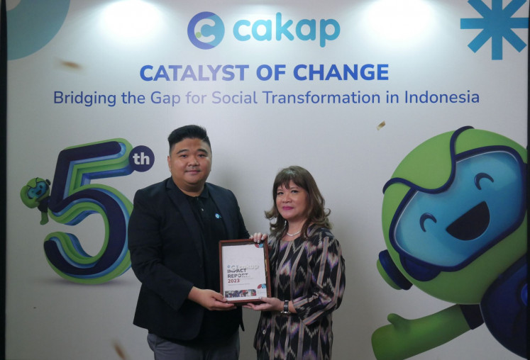.Tomy Yunus (left) presents the 2023 Impact Report to Shinta Kamdani, chairwoman of APINDO.