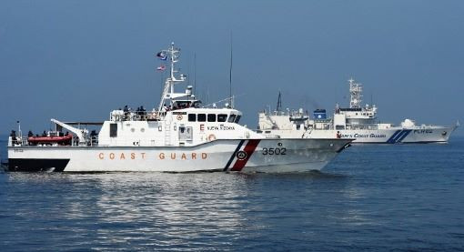 On guard: The Philippine Coast Guard patrol boat BRP Nueva Viscaya (left) and Japanese Coast Guard ship PLH02 Tsugaru (right) take part in an annual joint antiSpiracy exercise in the waters off Manila Bay on July 13, 2016.