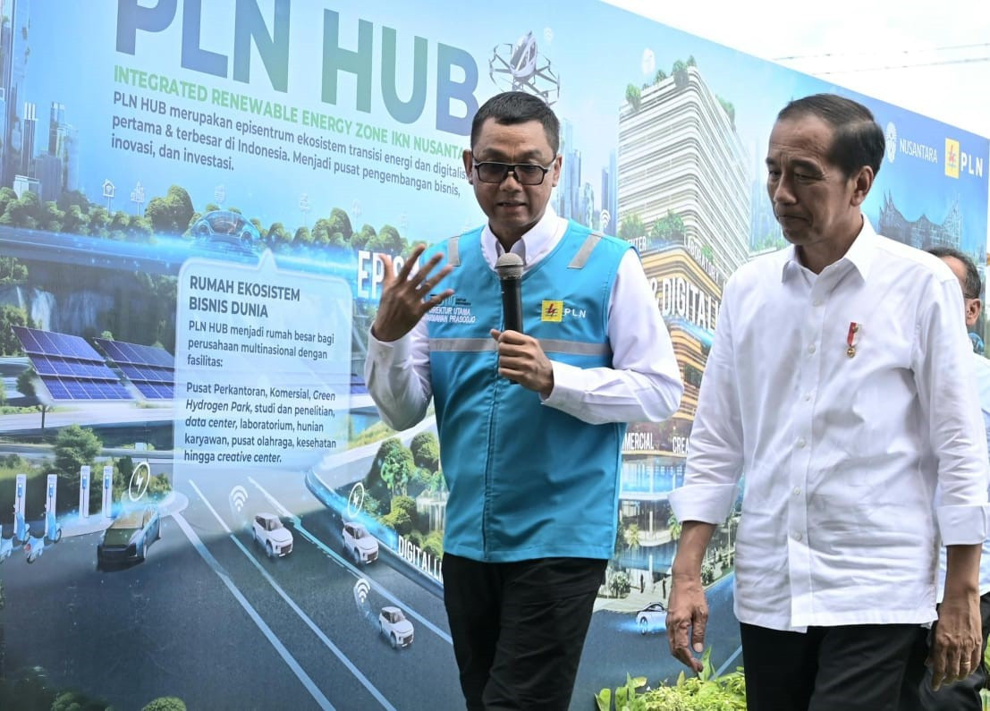 President Joko &ldquo;Jokowi&rdquo;  Widodo (right) listens to an explanation on the planned construction of PLN Hub given by PLN president director Darmawan Prasodjo.