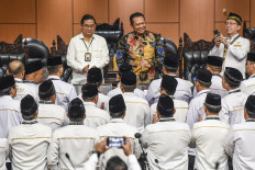 People's Consultative Assembly (MPR) Speaker Bambang Soesatyo of the Golkar Party (center) talks on May 29, 2024, with attendees of a discussion about the four pillars of the MPR, at the Senayan legislative complex in Jakarta.