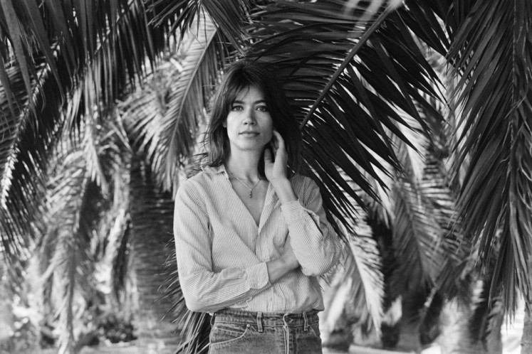  French singer Francoise Hardy poses at her home in Calvi on August 12, 1977. 