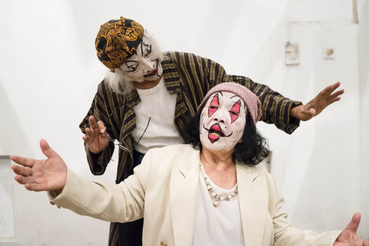 Theater is our life: For Rudolf Puspa (standing) and Dery Syrna theater is their life. Despite their age and the challenges of theater in the digital era, they continue to introduce the art of acting with diverse stories that highlight Indonesia’s cultural heritage. “We don’t make a living from theater. We live for theater.” (Courtesy of Okky Ardya)