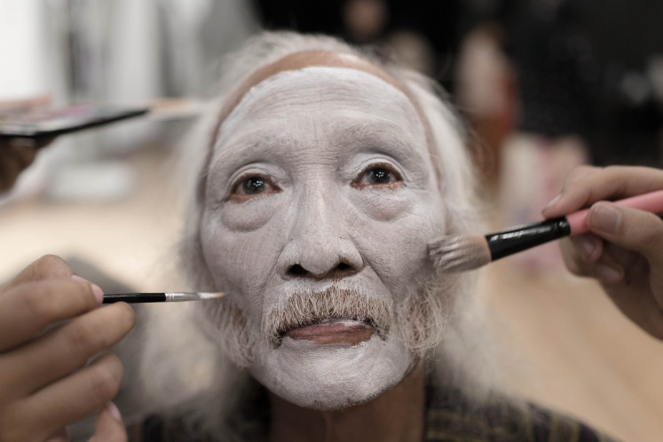 Self-help: Most Teater Keliling performers are accustomed to doing their own makeup or helping each other. (Courtesy of Okky Ardya)
