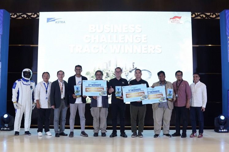 Astra Group Digital Strategy chief Paul Soegianto (right) and Astra Digital director Wiwie Yudiantyo (second left) pose alongside the Business Challenge category winners of Astranauts 2024 during the Demo Day and Astranauts 2024 awards event.