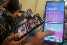 Users access online gambling websites through their smartphones in Bogor, West Java, on May 30, 2024.