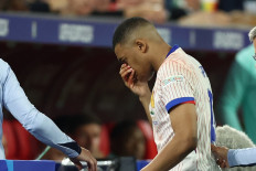 France's forward #10 Kylian Mbappe leaves the pitch after being injured during the UEFA Euro 2024 Group D football match between Austria and France at the Duesseldorf Arena in Duesseldorf on June 17, 2024. 