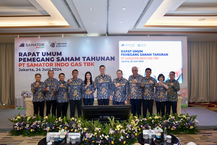 The members of the Board of Commissioners and Directors of PT Samator Indo Gas TBK attend the company’s Annual General Meeting of Shareholders on Monday.