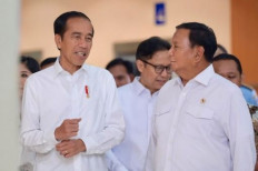President Joko “Jokowi” Widodo (left) speaks with Defense Minister Prabowo Subianto on Feb. 19, 2024 during the inauguration ceremony of the National Defense Central Hospital (RSPPN) in Jakarta.