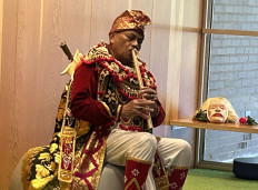 Indonesian artist I Gusti Ngurah Kertayuda displays one of his talents in traditional art performances. Having lived in Chicago, the United States, since 1989, Ngurah has become a cultural ambassador, sharing the rich heritage of Indonesia with Americans of all ages.