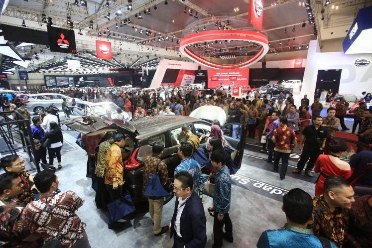 Visitors flocked to the opening of the 2017 Gaikindo Indonesia International Auto Show at the Indonesia Convention Exhibition in Tangerang. (Dhoni Setiawan)