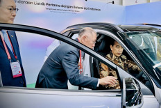 This handout picture taken and released on July 3, 2024 by the Presidential Palace shows Indonesian President Joko “Jokowi“ Widodo (right) speaking with Hyundai Motor Group Executive Chairman Chung Eui-sun (center) during an inspection of the battery and electric vehicle manufacturing plant by PT Hyundai LG Indonesia-Green Power in Karawang, West Java. 